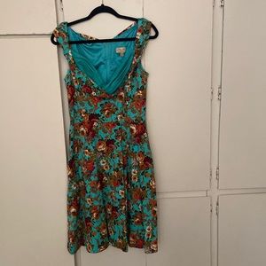 It can be paired with a slip to give it the full skirt bell shape.